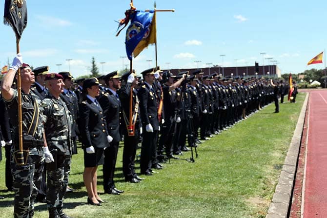 Jura de oficiales con banderas