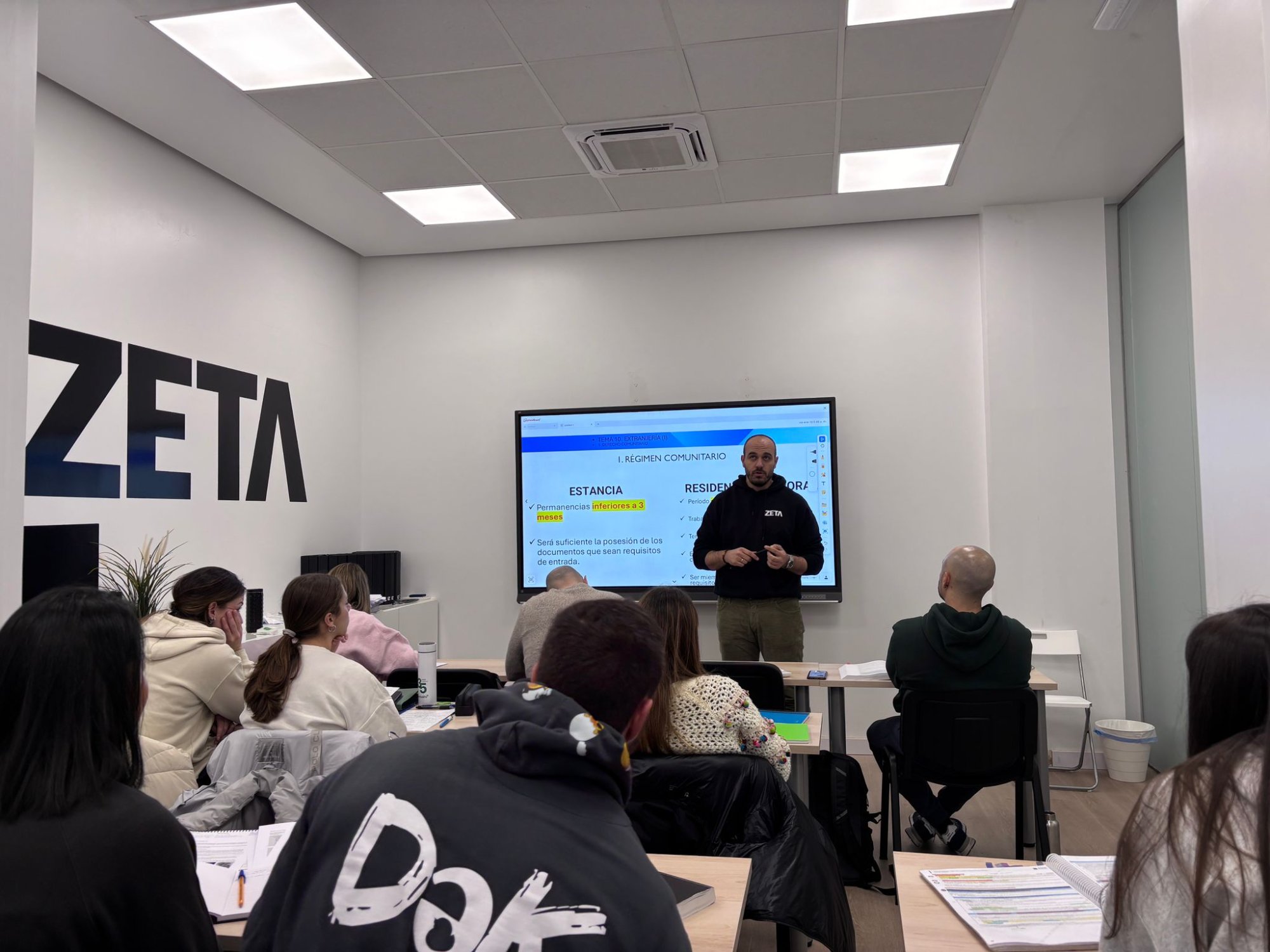 Chus Diez explicando un tema a alumnos de IZETA
