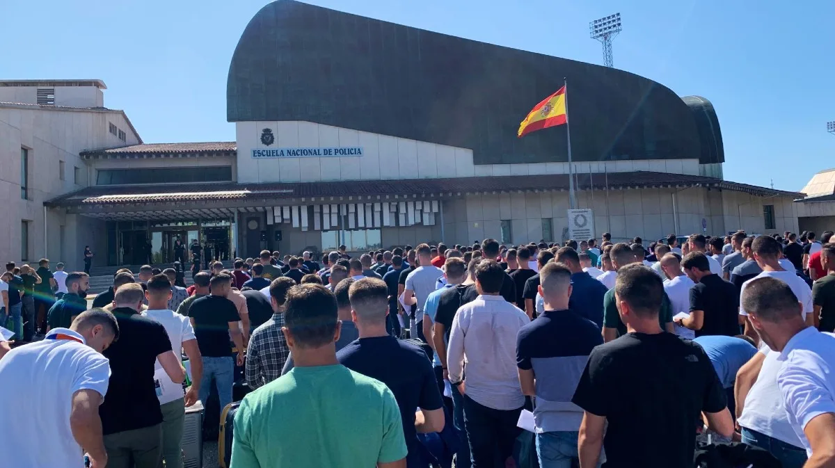 Llegada de opositores a la Escuela Nacional de Policía en Ávila
